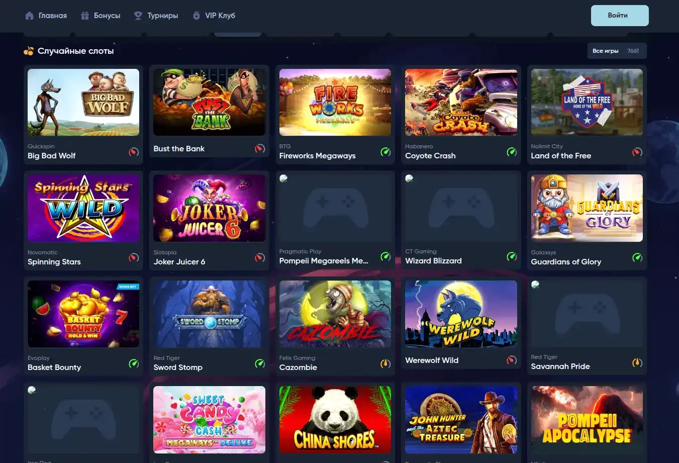 рука крупье и интерфейс казино Либет на планшете